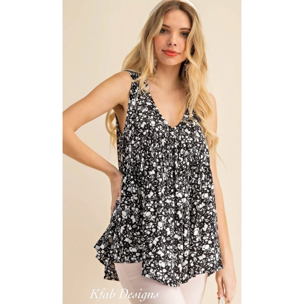 ❤️LAST ONE! V Neck Black/White Flowy Floral Print Top! - Picture 4 of 7